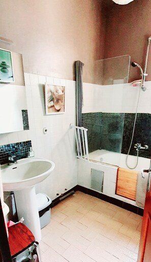 Haartrockner, Handtücher, Toilettenpapier