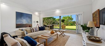 Zephyr Private beachfront, pet-friendly home for the discerning traveller