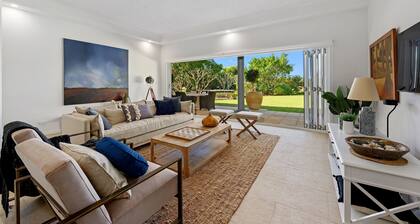 Zephyr Private beachfront, pet-friendly home for the discerning traveller