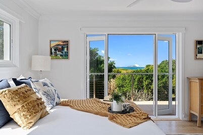 Zephyr Private beachfront, pet-friendly home for the discerning traveller