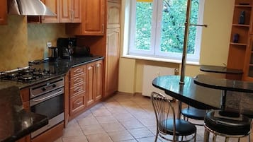 Fridge, oven, stovetop, coffee/tea maker