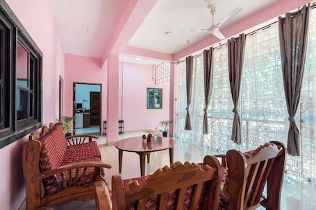 TV connectée, cheminée, jeux vidéo, lecteur de DVD. Rustic Pvt 2bhk Villa w/ Fiber Net - Dar AlSalaam