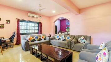 Smart TV, chimenea, videojuegos y reproductor de DVD