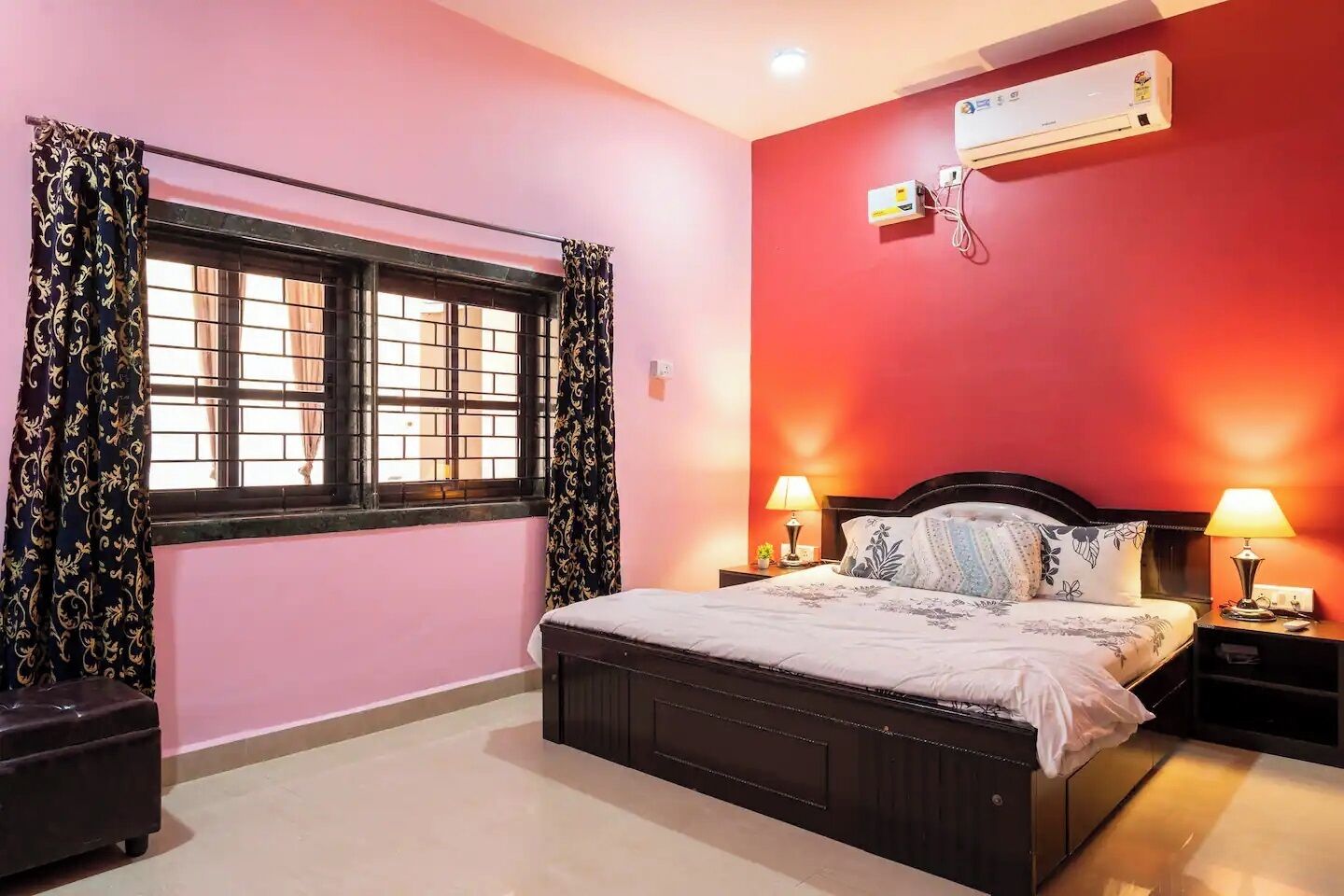 2 habitaciones, caja de seguridad en la habitación y escritorio 