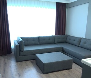 Apartamento familiar, 2 habitaciones, vistas a la piscina | Zona de estar | Una televisión de pantalla plana