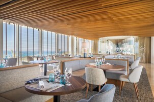 供应早餐、午餐和晚餐，本地与国际菜，花园景观