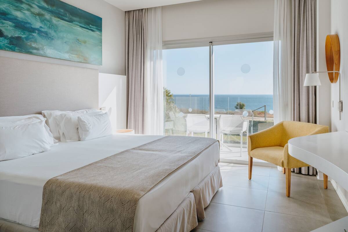 Habitació doble, vistes al mar | Minibar, caixa forta a l'habitació, cortines opaques i wifi gratuïta 