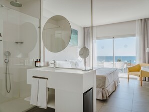 Habitación doble, vista al mar | Ropa de cama de alta calidad, edredón y minibar 