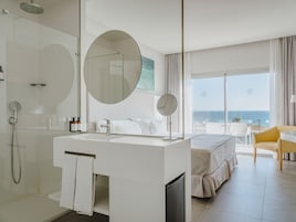 Habitación doble, vistas al mar | Ropa de cama de alta calidad, edredones de plumas, minibar y caja fuerte