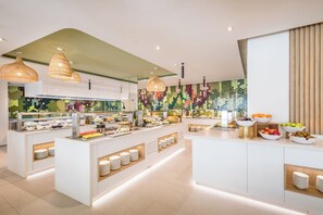 3 restauranter: frokost, lunsj og middag serveres