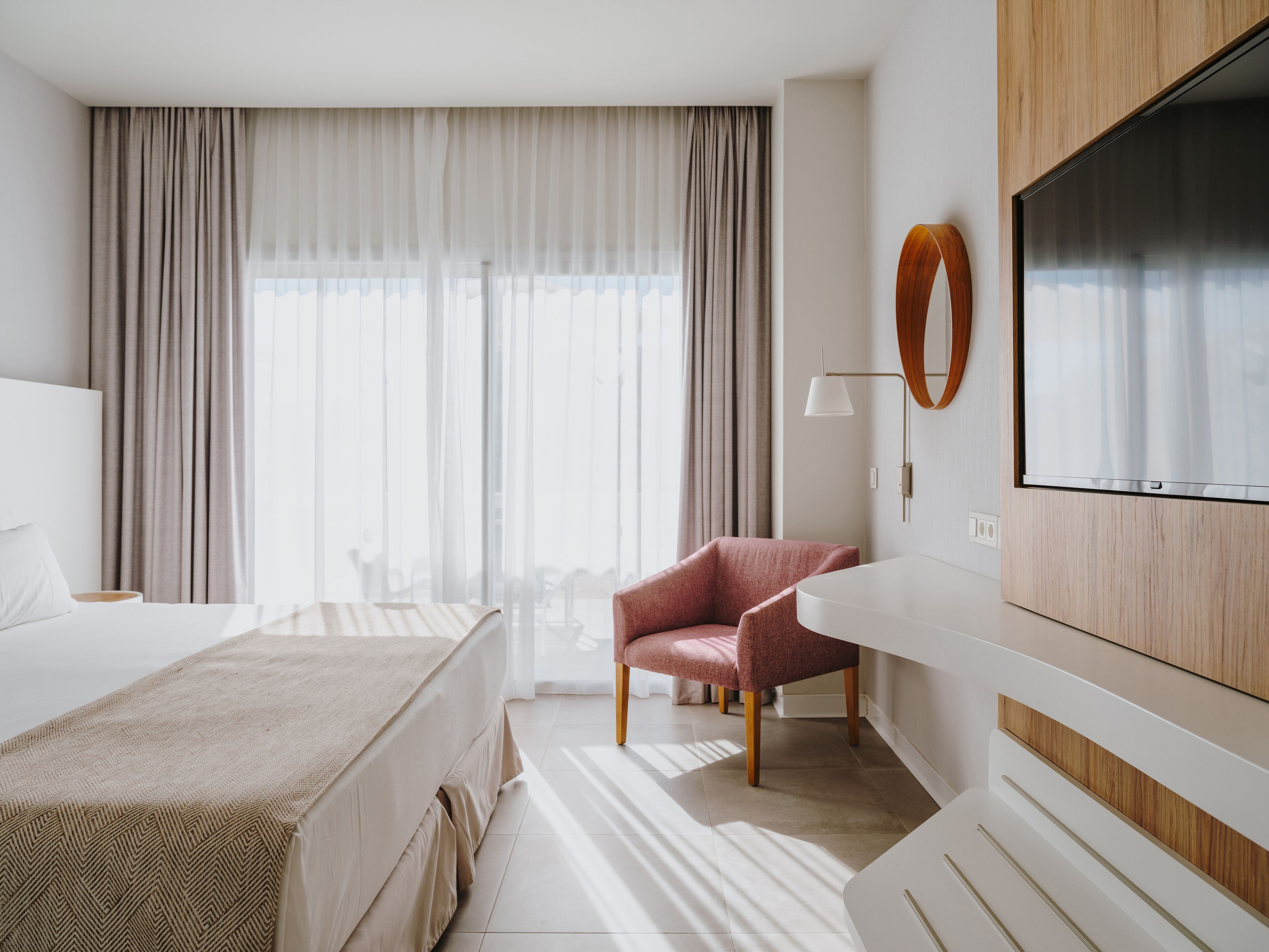 Dobbeltrom, bassengutsikt | Sengetøy av topp kvalitet, dundyner, minibar og safe på rommet