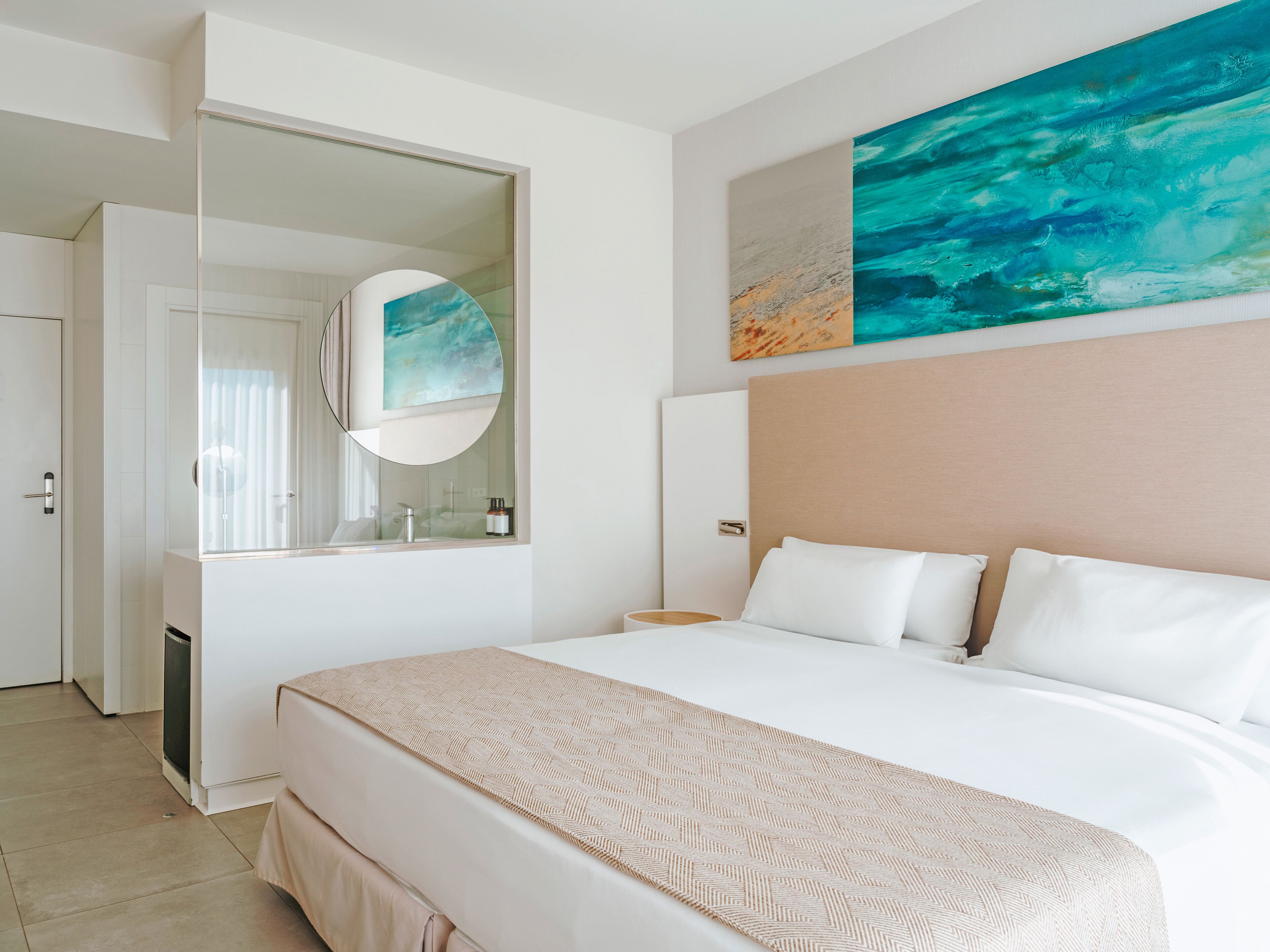 Dobbeltrom | Sengetøy av topp kvalitet, dundyner, minibar og safe på rommet