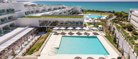 3 outdoor pools, pool umbrellas, lifeguards on site