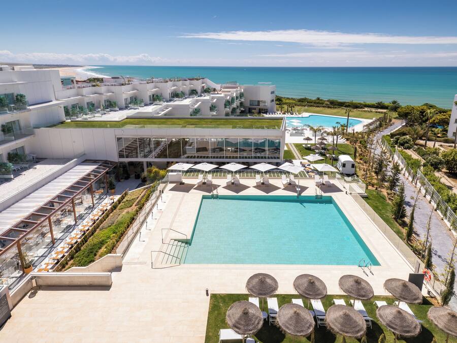 3 piscinas externas, guarda-sóis, espreguiçadeiras