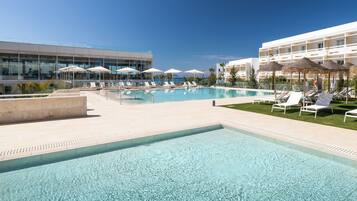 3 albercas al aire libre, sombrillas en la alberca y camastros