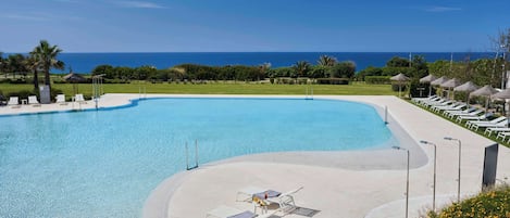 3 outdoor pools, pool umbrellas, lifeguards on site