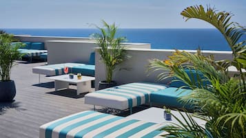 Cocktail bar, con vista sul mare, aperto solo in alcuni giorni