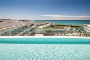 3 outdoor pools, pool umbrellas, lifeguards on site