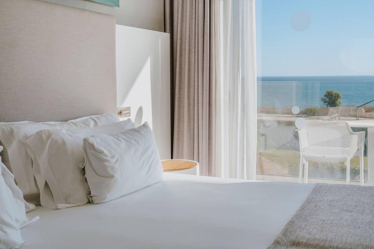 Habitació doble, vistes parcials al mar | Minibar, caixa forta a l'habitació, cortines opaques i wifi gratuïta 
