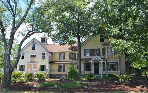 Ski Minutes Away & Pool Onsite