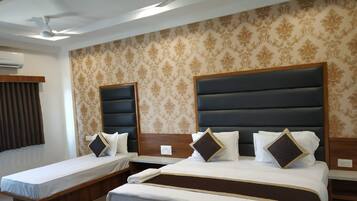 Deluxe Double Room | In-room safe, desk, free WiFi