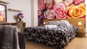 2 bedrooms, desk, laptop workspace, blackout curtains