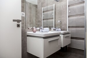 Ensemble douche/baignoire, articles de toilette gratuits, sèche-cheveux