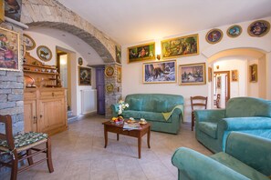 Familienapartment, Mehrere Betten, 2 Bäder (Terrazza Vista Menaggio) | Wohnzimmer | 24-Zoll-Flachbildfernseher mit Satellitenempfang, Fernseher, Kamin