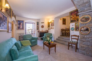 Familienapartment, Mehrere Betten, 2 Bäder (Terrazza Vista Menaggio) | Wohnzimmer | 24-Zoll-Flachbildfernseher mit Satellitenempfang, Fernseher, Kamin