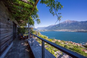 A wooden building with a balcony overlooking a lake and mountains. - Vista Vercana - Fantastico (Vercana)