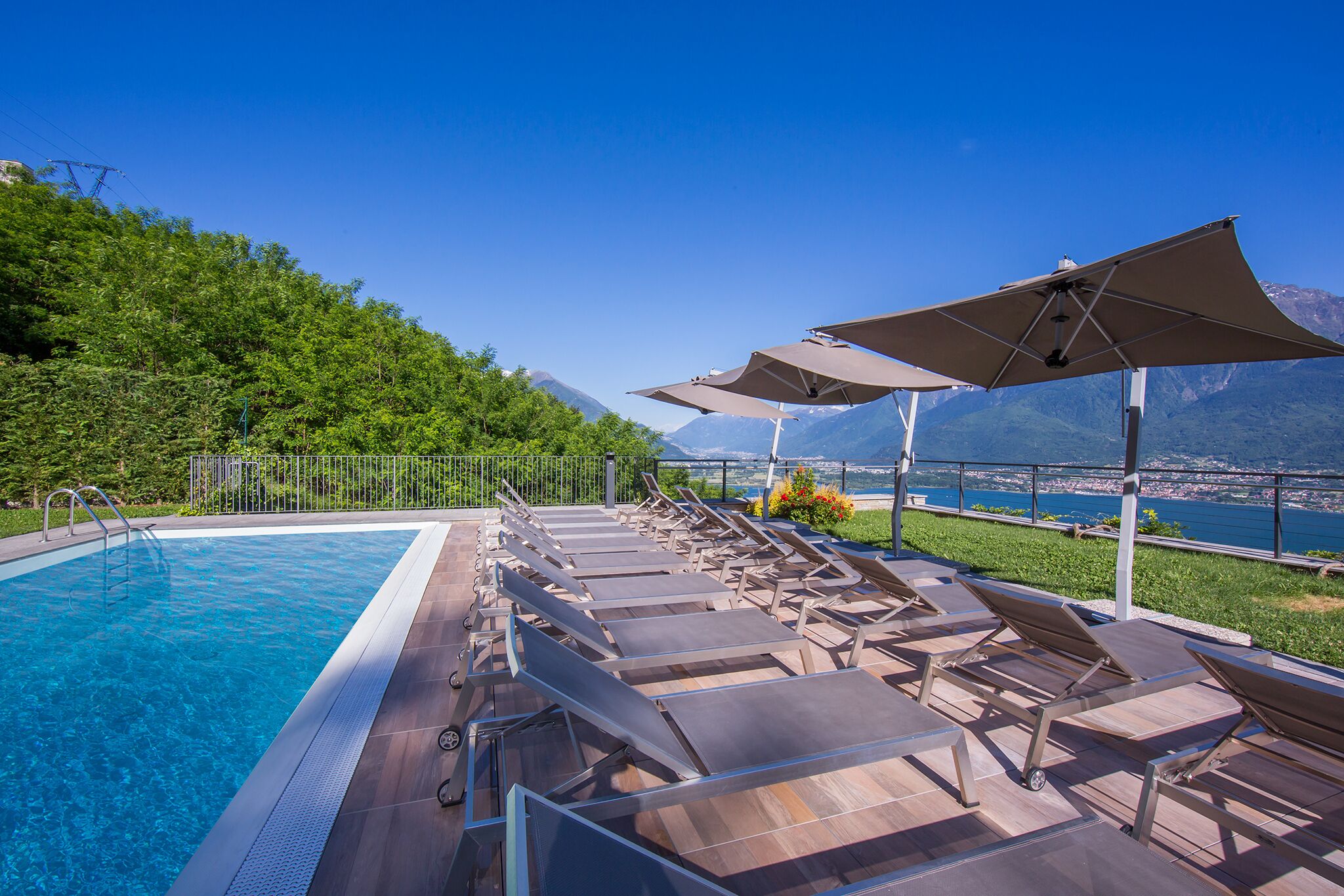 Piscina externa, guarda-sóis, espreguiçadeiras