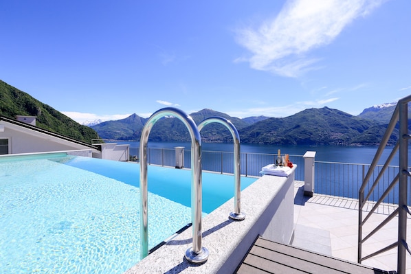 Piscina all'aperto, ombrelloni da piscina, lettini