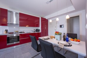 Apartamento familiar, varias habitaciones, junto a la montaña (Casa Laura Apt. 3) | Cocina privada | Horno, placa de cocina, lavavajillas y cafetera o tetera