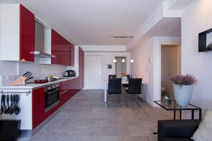 Familienapartment, Mehrere Schlafzimmer, Bergseite (Casa Laura Apt. 3) | Eigene Küche | Ofen, Herdplatte, Geschirrspüler, Wasserkocher mit Kaffee-/Teezubehör