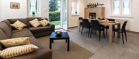 TV màn hình phẳng 21-inch có truyền hình kỹ thuật số, TV