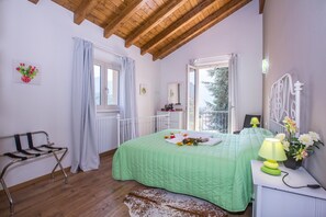 Familienhaus, Mehrere Schlafzimmer, 2 Bäder (Lenno Dolcelago) | 2 Schlafzimmer, individuell dekoriert, individuell eingerichtet