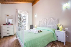 Familienhaus, Mehrere Schlafzimmer, 2 Bäder (Lenno Dolcelago) | 2 Schlafzimmer, individuell dekoriert, individuell eingerichtet