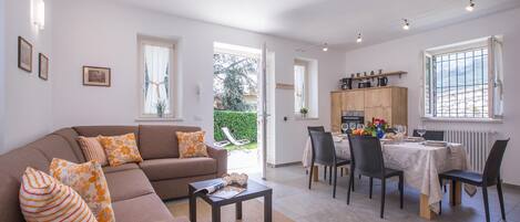 Family House, Multiple Bedrooms, 2 Bathrooms (Lenno Dolcelago) | Interior