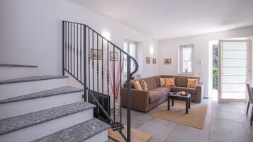 Family House, 2 Bedrooms, 2 Bathrooms (Lenno Dolcelago) | Interior