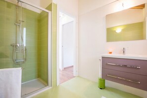 Family House, Multiple Bedrooms, 2 Bathrooms (Lenno Dolcelago) | Bathroom | Shower, rainfall showerhead, free toiletries, hair dryer - Lenno Dolcelago (Tremezzina)