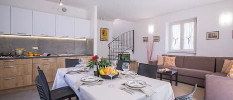 Maison Familiale, plusieurs chambres, 2 salles de bains (Lenno Dolcelago) | Cuisine privée | Réfrigérateur, micro-ondes, four, plaque de cuisson