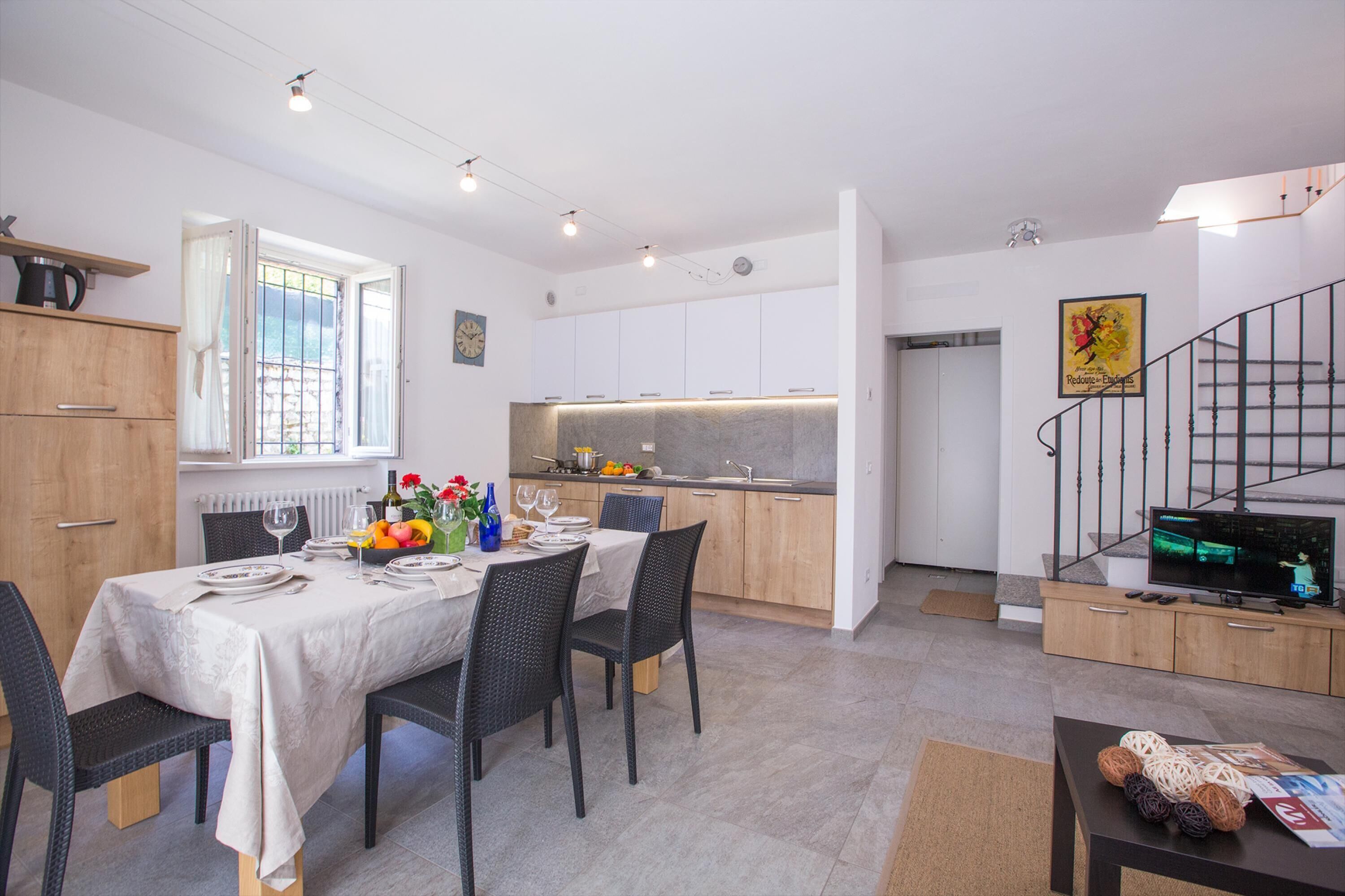 Family House, Multiple Bedrooms, 2 Bathrooms (Lenno Dolcelago) | Dining