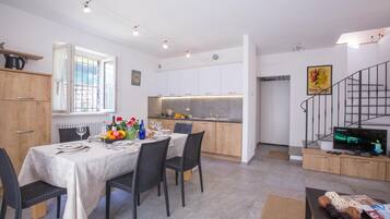 Nhà dành cho gia đình, nhiều phòng ngủ, 2 phòng tắm (Lenno Dolcelago) | Khu ăn uống