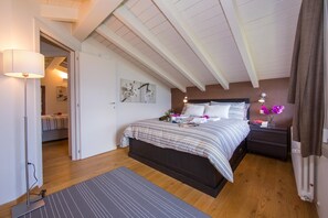 Appartement familial, 3 chambres, 2 salles de bains, cÎté montagne (Bellavista Mezzegra) | 3 chambres, décor unique, ameublement unique, fer et planche à repasser
