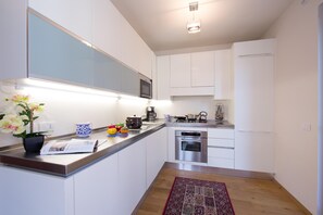 Familienapartment, Mehrere Schlafzimmer, 2 Bäder, Bergseite (Bellavista Mezzegra) | Eigene Küche | Kühlschrank, Mikrowelle, Ofen, Herdplatte