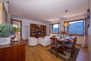 Familienapartment, Mehrere Schlafzimmer, 2 Bäder, Bergseite (Bellavista Mezzegra) | Innenbereich