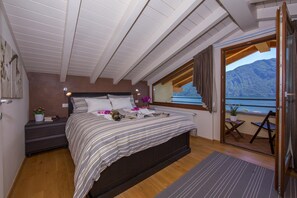 Familienapartment, Mehrere Schlafzimmer, 2 Bäder, Bergseite (Bellavista Mezzegra) | 3 Schlafzimmer, individuell dekoriert, individuell eingerichtet