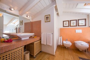Departamento familiar, varias habitaciones, 2 baños, junto a la montaña (Bellavista Mezzegra) | Baño | Tina con regadera, regadera tipo lluvia, amenidades de baño gratuitas 