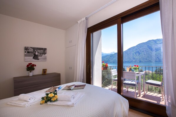 Appartement familial, 3 chambres, 2 salles de bains, cÎté montagne (Bellavista Mezzegra) | 3 chambres, décor unique, ameublement unique, fer et planche à repasser