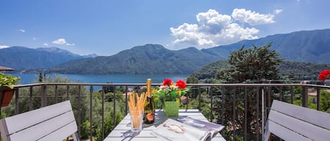 Familienapartment, Mehrere Schlafzimmer, 2 Bäder, Bergseite (Bellavista Mezzegra) | Speisen im Freien